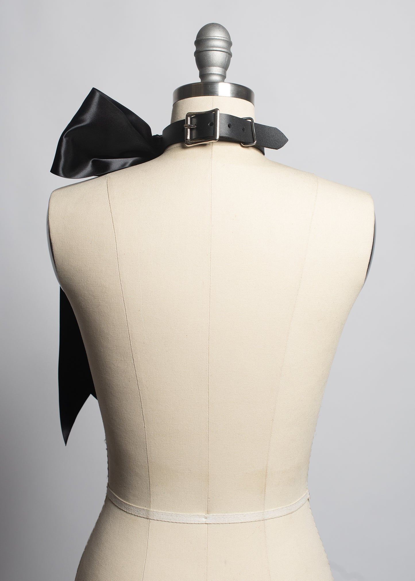Oversized Bow Choker Collar