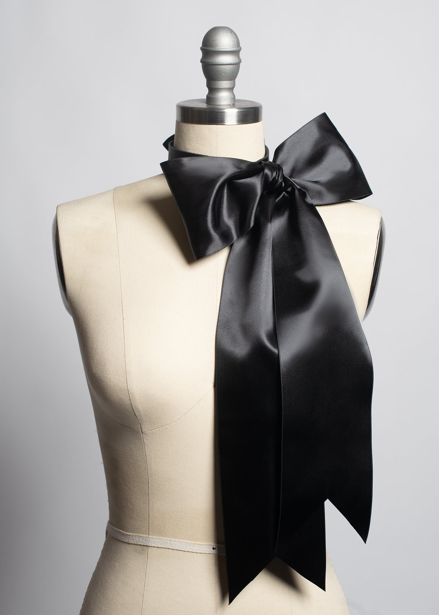 Oversized Bow Choker Collar
